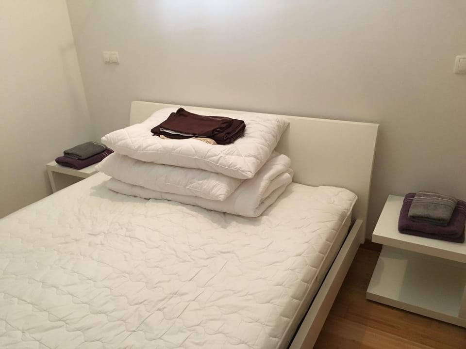 Bed, Bedroom, towels