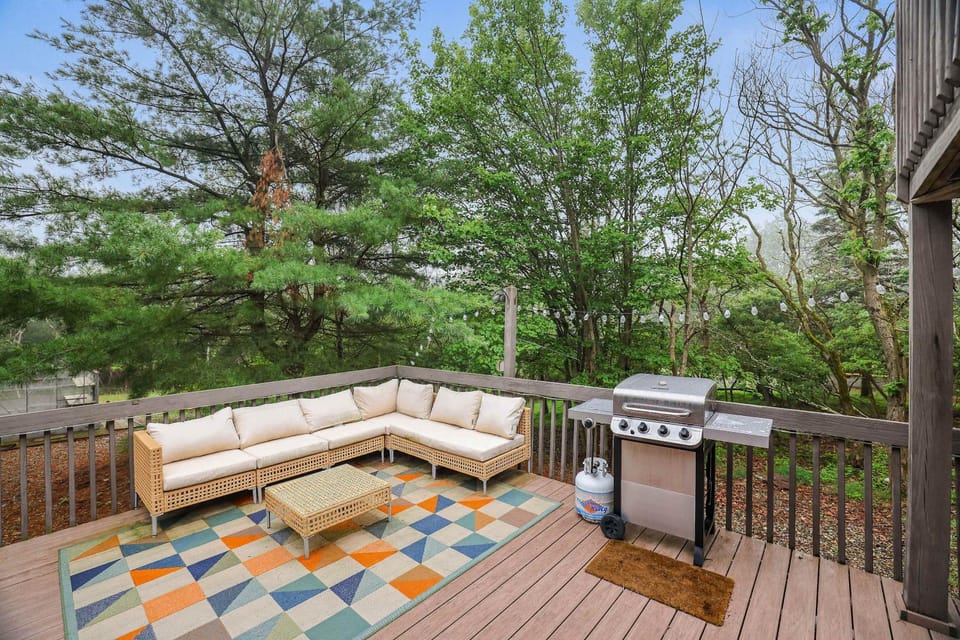 4 Br Mtn Cabin Sauna Hot Tub Fire Pit Putt Putt Cabin in Tunkhannock Township