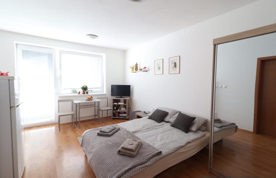 Bedroom, towels