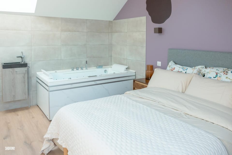 Bed, Photo of the whole room, Bath