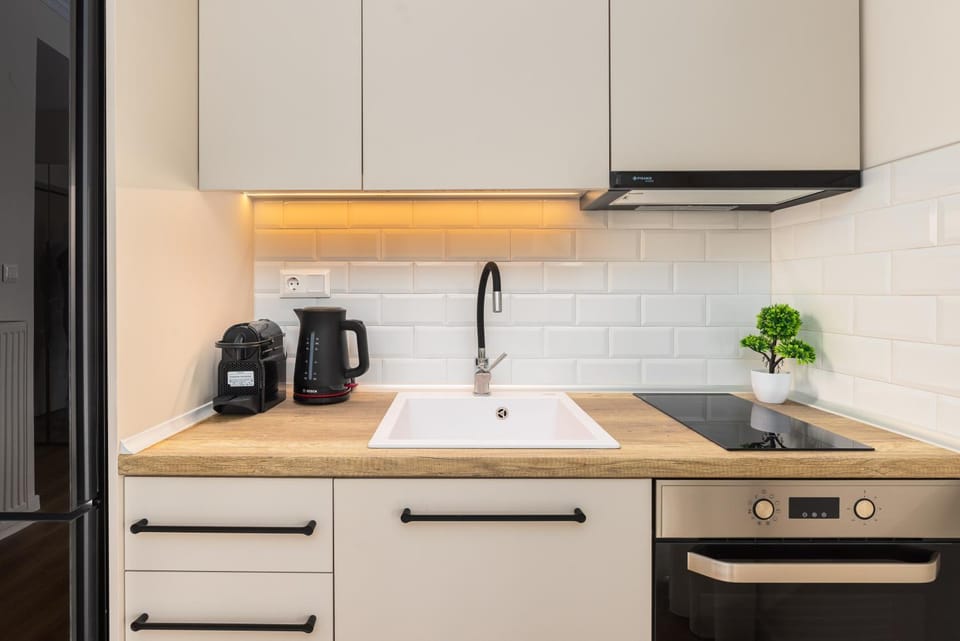Coffee/tea facilities, Kitchen or kitchenette, stove