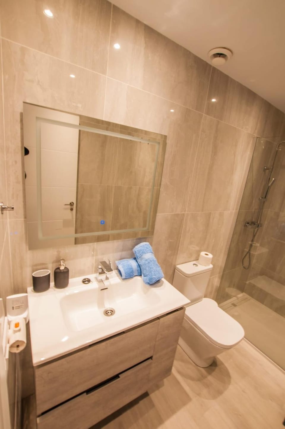 Shower, Toilet, Bathroom, towels