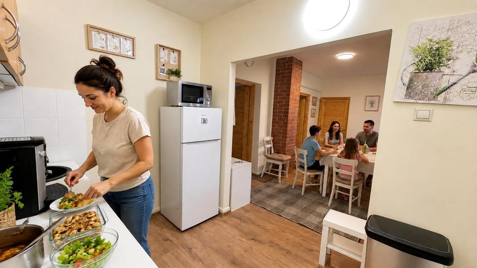 People, Kitchen or kitchenette, Dining area