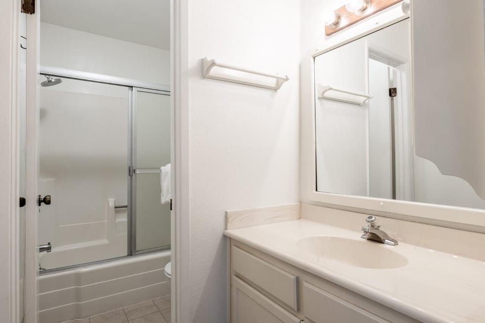 Crestview #3 bldg C 1 Bedroom plus Den / 2 Bathroom, close to town shuttle and short walk to village House in Mammoth Lakes
