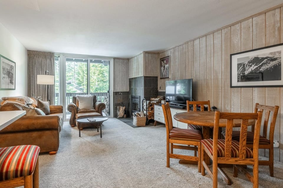 Crestview #3 bldg C 1 Bedroom plus Den / 2 Bathroom, close to town shuttle and short walk to village House in Mammoth Lakes