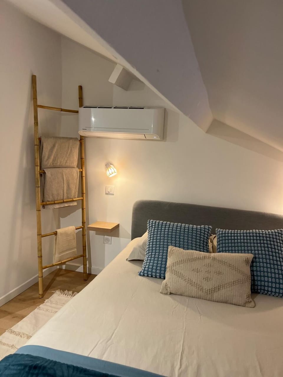 Bed, Bedroom, towels