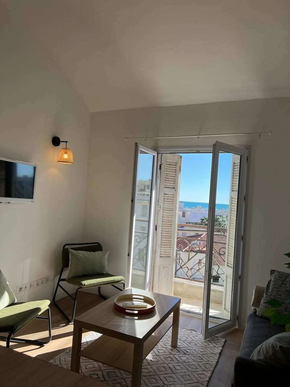 Communal lounge/ TV room, Natural landscape, TV and multimedia, View (from property/room), Balcony/Terrace, Living room, Seating area, Dining area, Evening entertainment, Sea view