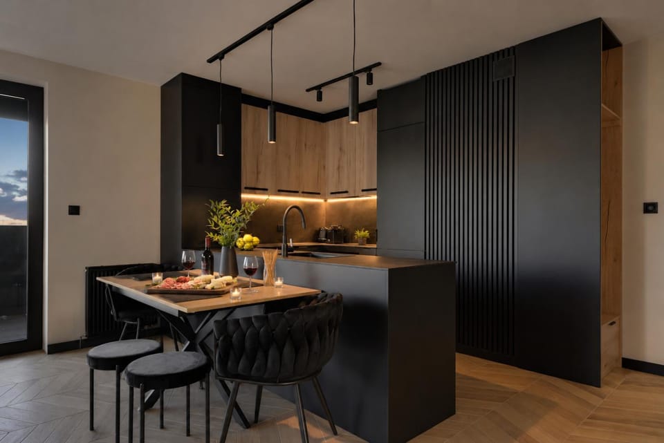 Kitchen or kitchenette, Dining area