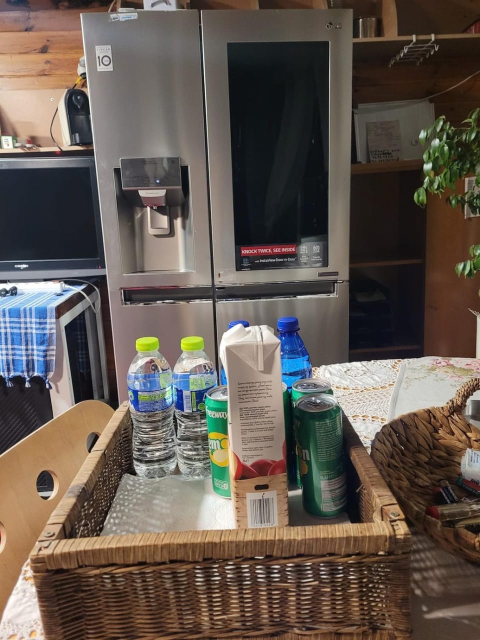 Kitchen or kitchenette, minibar