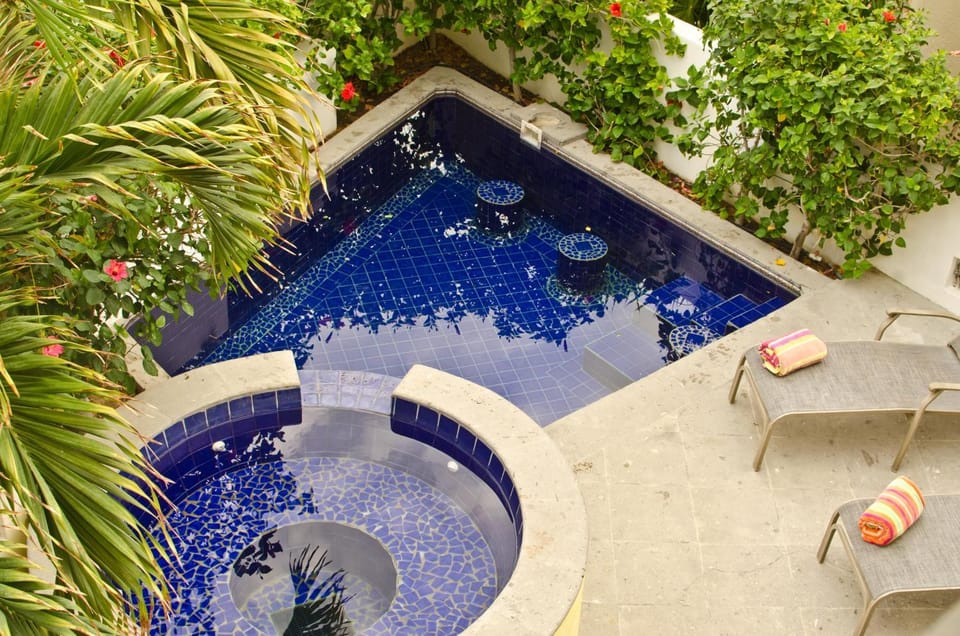 Patio, Day, Natural landscape, Swimming pool, sunbed