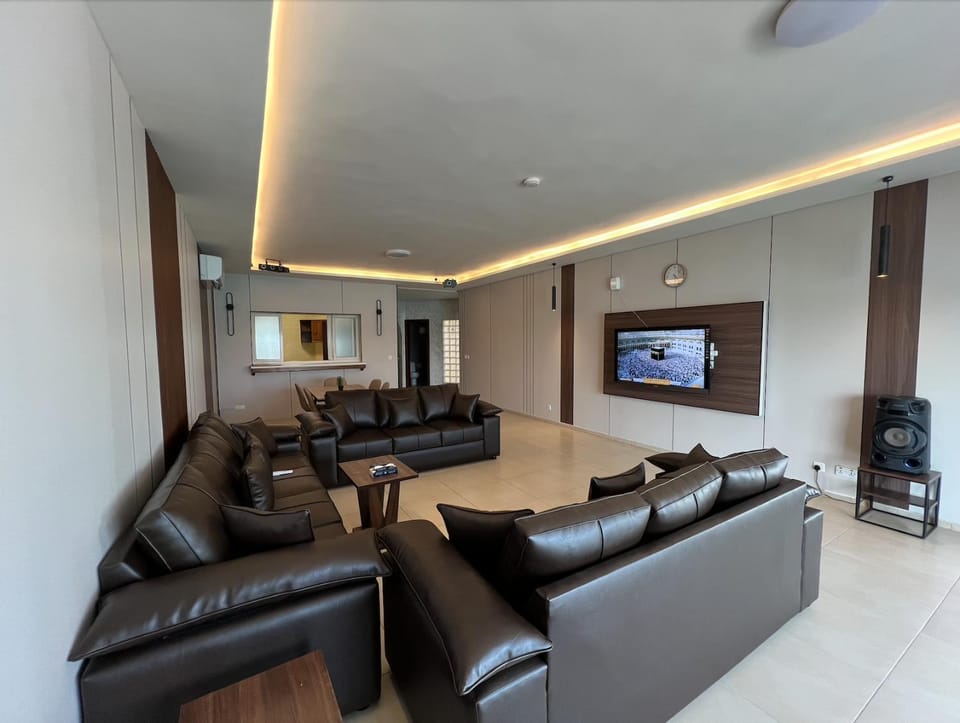 Communal lounge/ TV room, TV and multimedia, Living room, Seating area, Evening entertainment