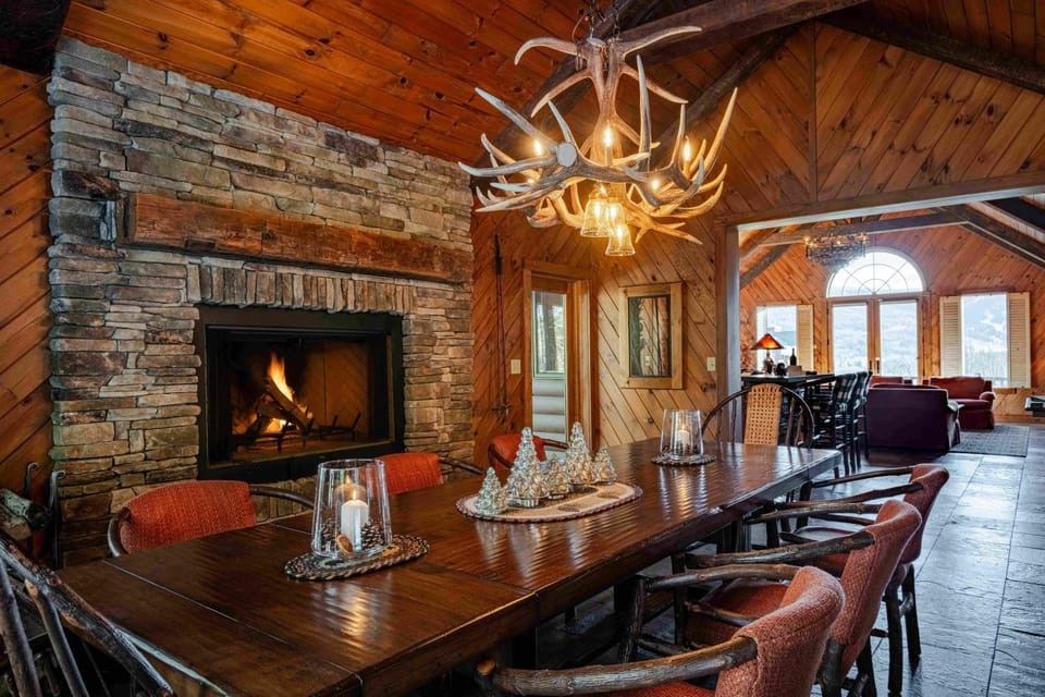 View (from property/room), Living room, Seating area, Dining area, Mountain view, Breakfast, Dinner