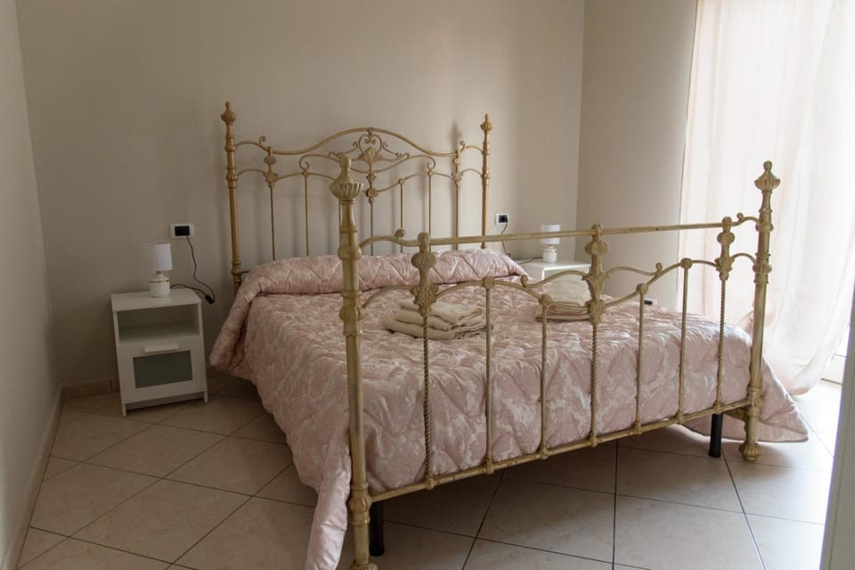 Bedroom, towels