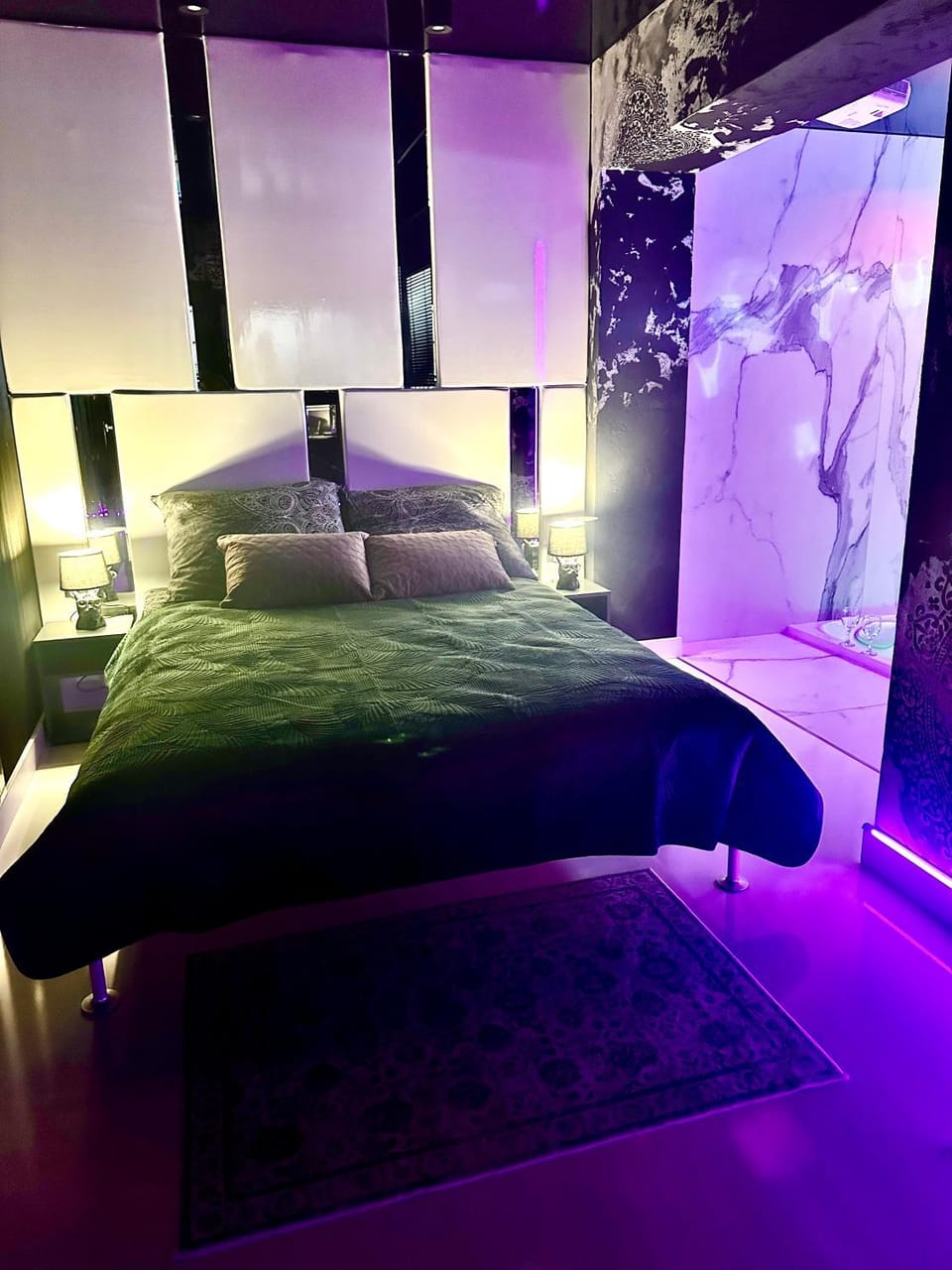 Black House B Jacuzzi Apartment in Masovian Voivodeship