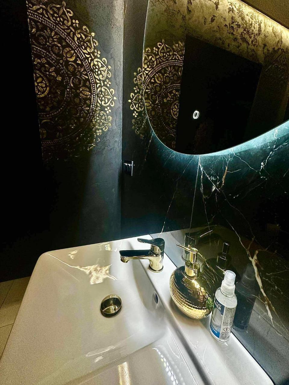 Black House B Jacuzzi Apartment in Masovian Voivodeship