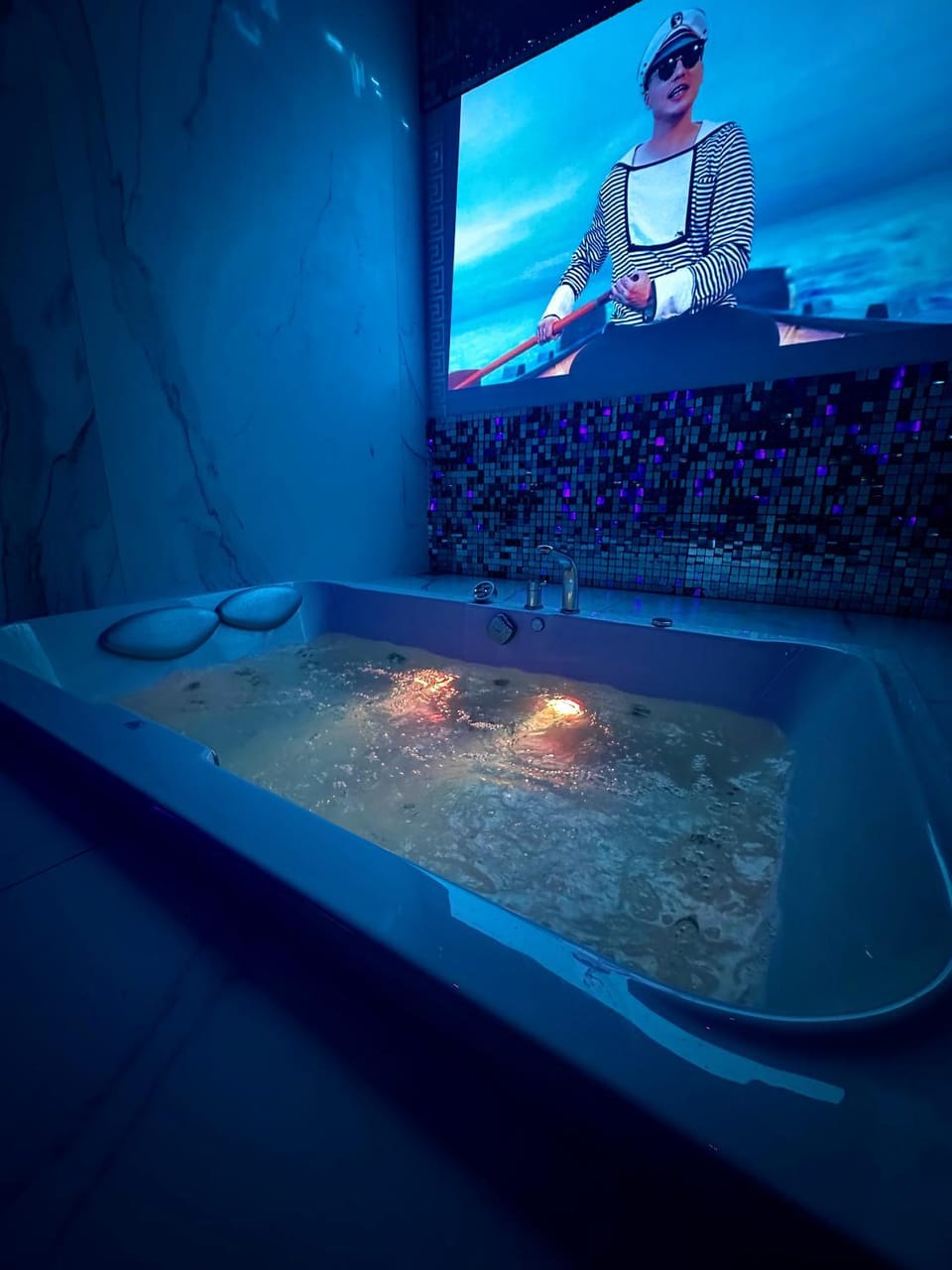 Black House B Jacuzzi Apartment in Masovian Voivodeship