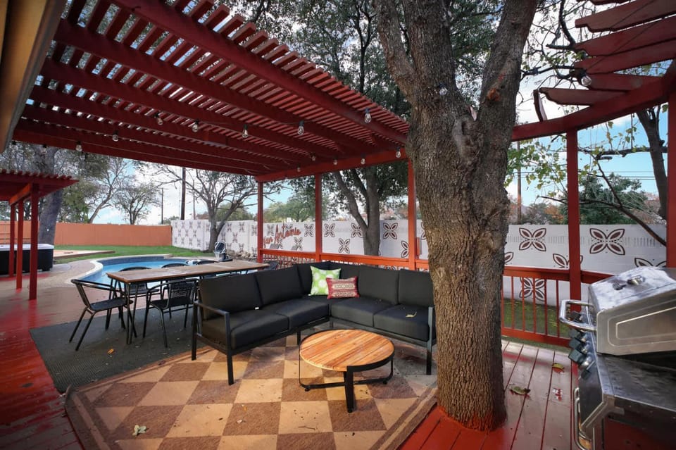 Luxury Escape Pool Sportscourt Games & Theater House in San Antonio