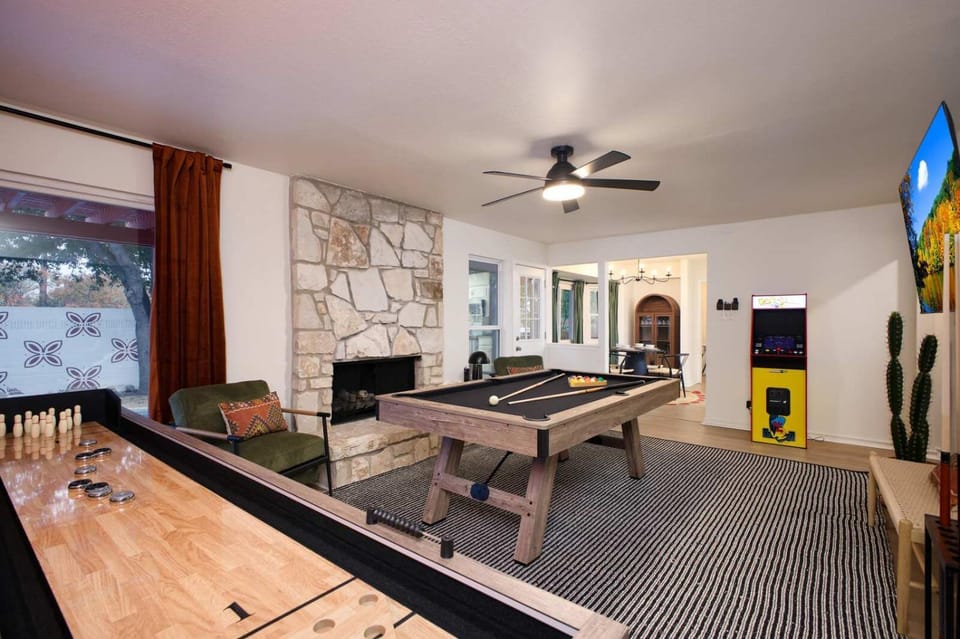 Luxury Escape Pool Sportscourt Games & Theater House in San Antonio