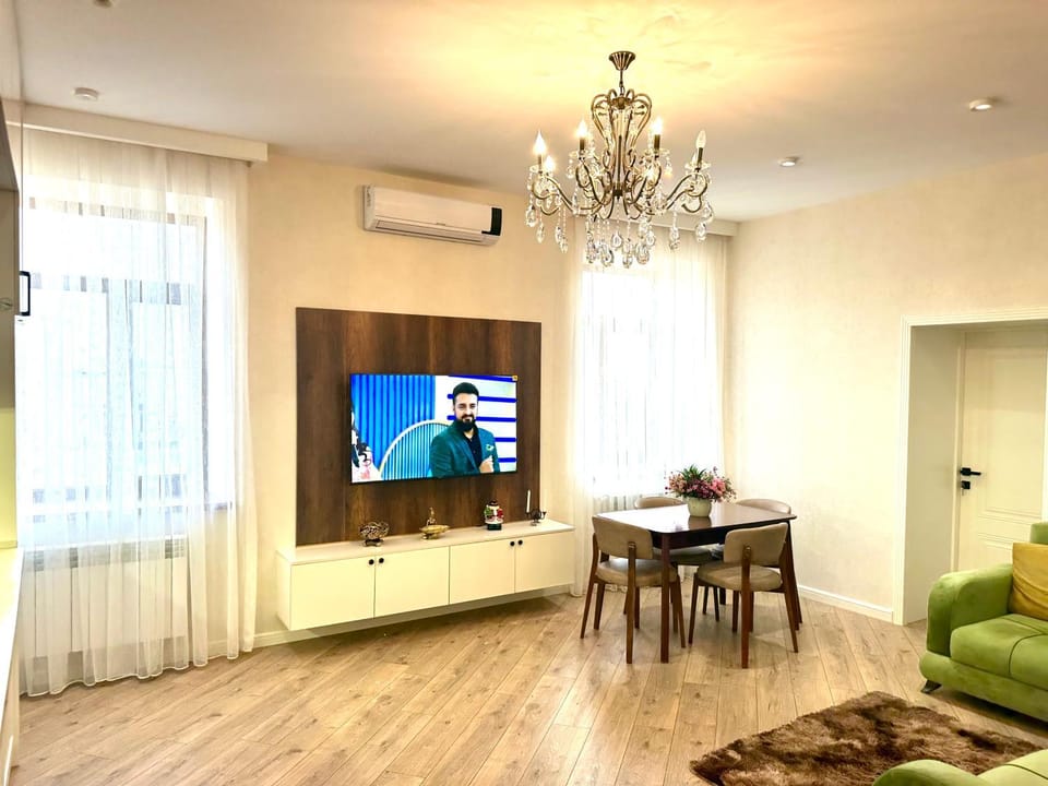 Communal lounge/ TV room, TV and multimedia, Living room, Seating area, Dining area, Evening entertainment, air conditioner
