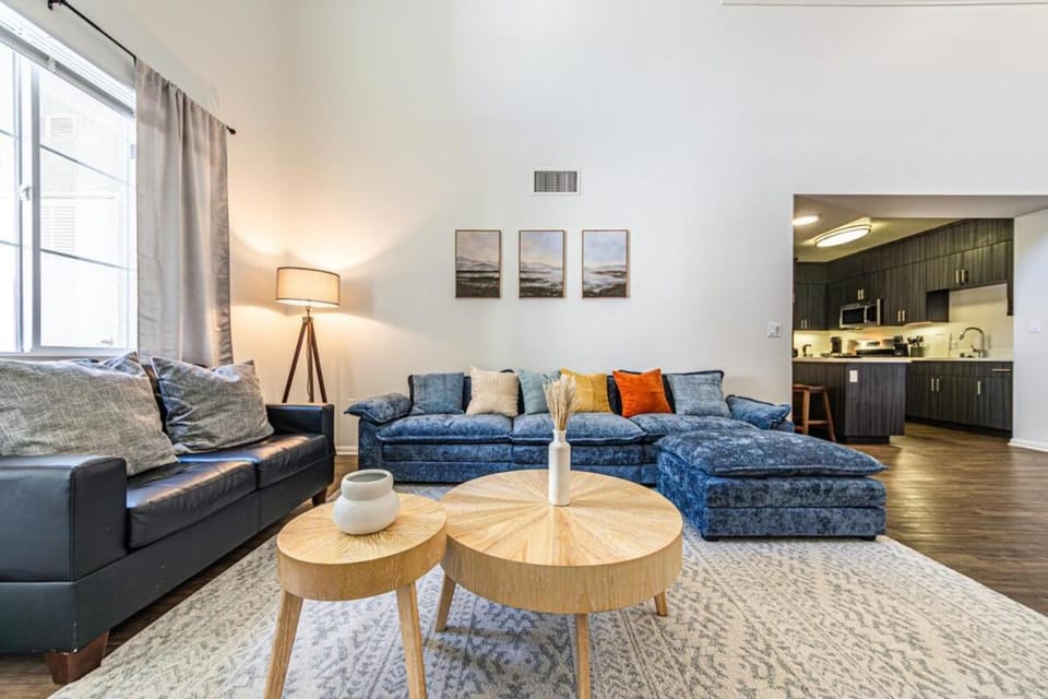 Modern Townhouse with 4 Bedrooms Near LAX Apartment in Marina del Rey