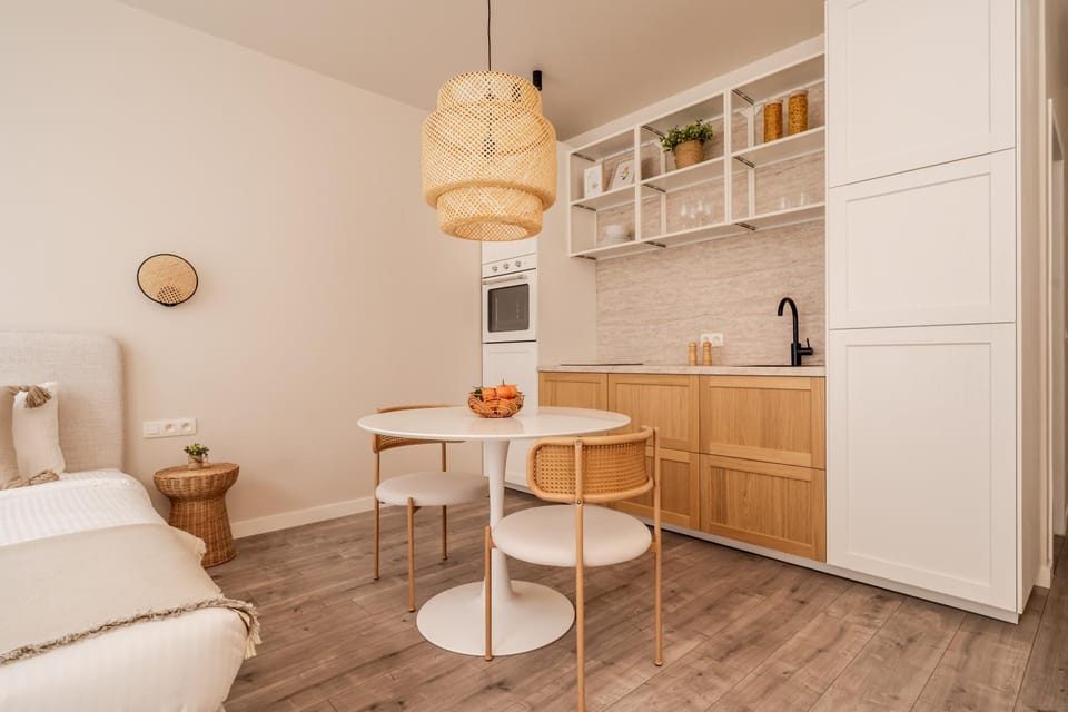 Kitchen or kitchenette, Dining area