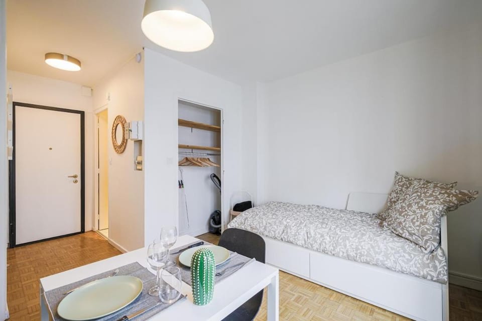 Bed, Living room, Dining area, Bedroom