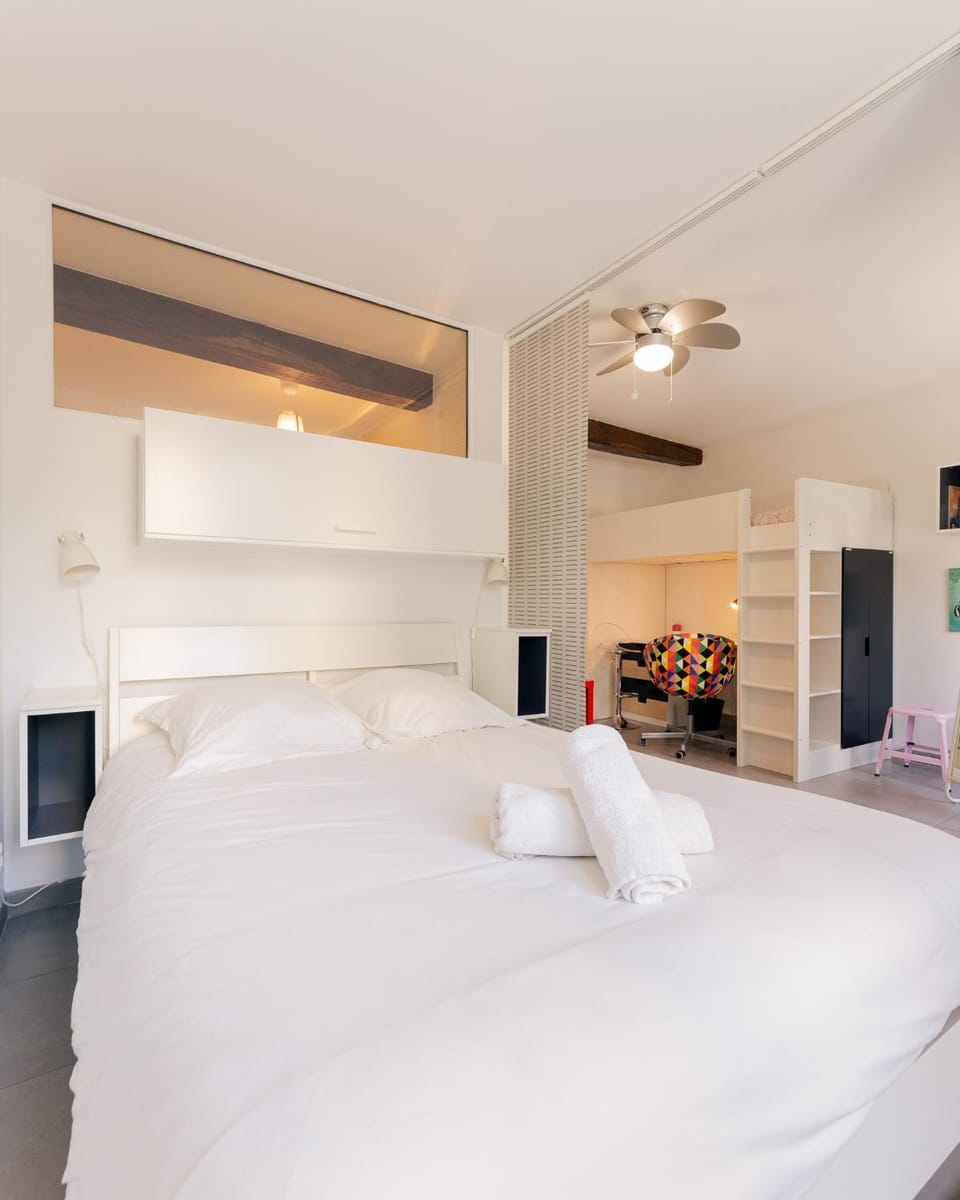 Bed, Photo of the whole room, Bedroom