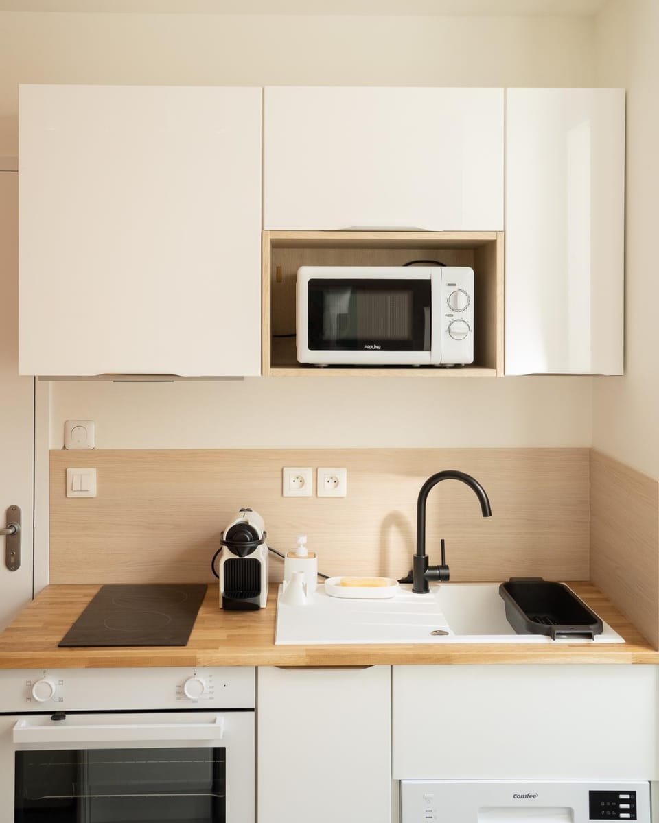 Kitchen or kitchenette, dishwasher, stove