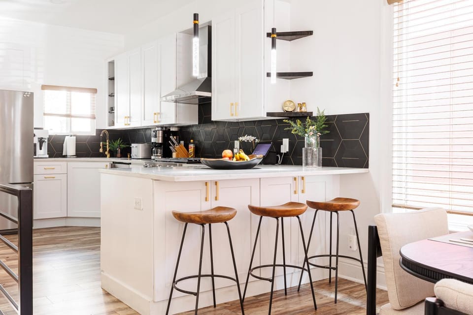 Coffee/tea facilities, Kitchen or kitchenette, Food and drinks, Dining area, Drinks, minibar, pet friendly