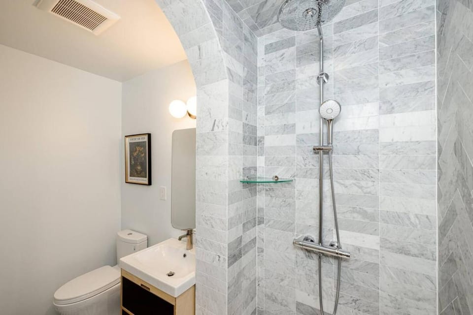 Lux Condo Near Washington Park - Walk Everywhere Apartment in Over The Rhine