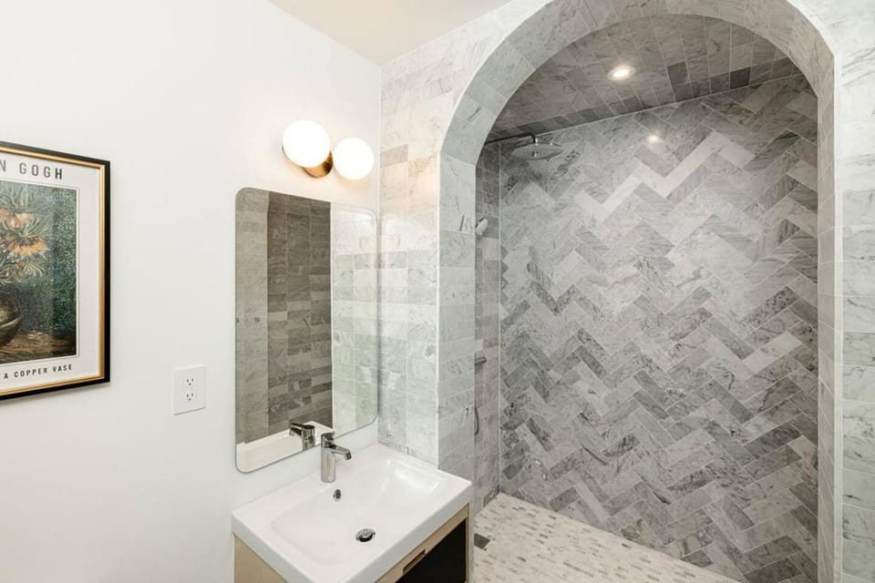 Lux Condo Near Washington Park - Walk Everywhere Apartment in Over The Rhine