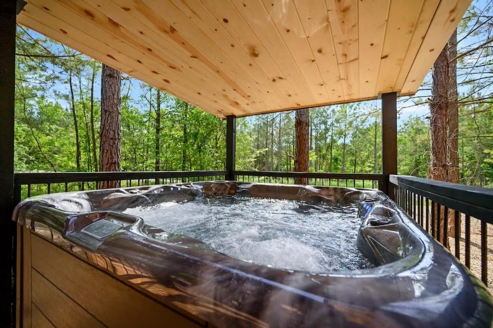 Rustic-Chic Cabin with Hot Tub Firepit & Games Cabin in Oklahoma