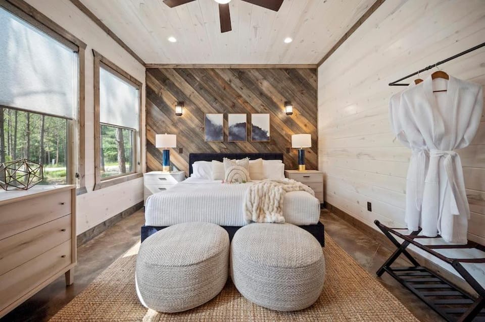 Rustic-Chic Cabin with Hot Tub Firepit & Games Cabin in Oklahoma