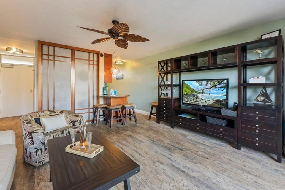 Nani Kai Hale 305 - Oceanview updated condo with AC at beachfront resort Apartment in Kihei