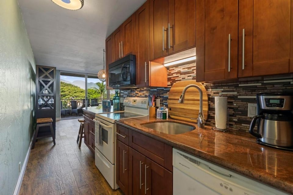 Nani Kai Hale 305 - Oceanview updated condo with AC at beachfront resort Apartment in Kihei