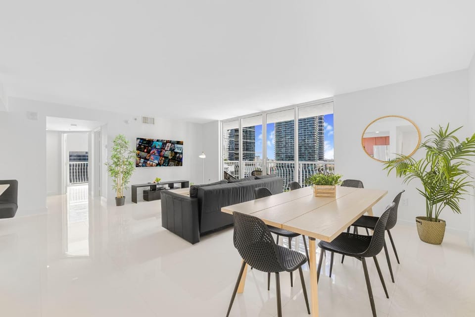TV and multimedia, Living room, Seating area, Dining area