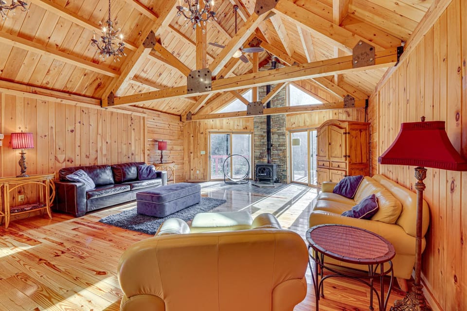 15 Mi to Snowshoe Resort: Cabin w/ Deck & Fire Pit Cabin in Shenandoah Valley