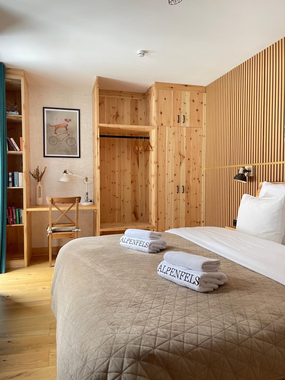 Bed, Library, Photo of the whole room, Seating area, Bedroom, towels, wardrobe