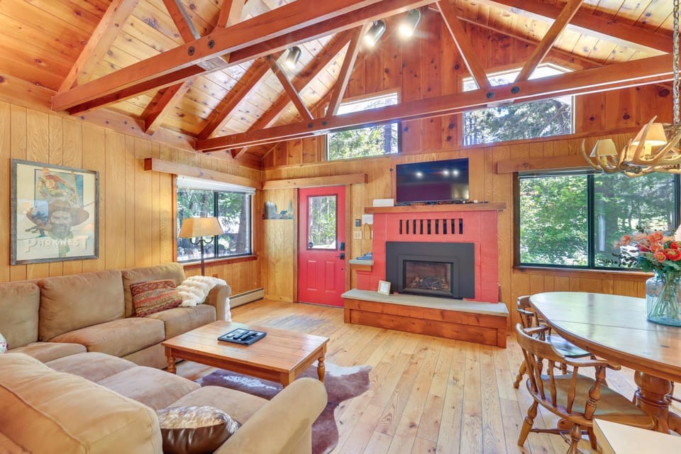 < 2 Blocks to Lake Tahoe: Family Home Near Skiing House in Lake Tahoe