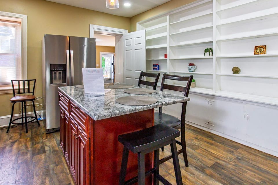 Ground-Level 2B2B Apt in Bryn Mawr w Parking Apartment in Bryn Mawr