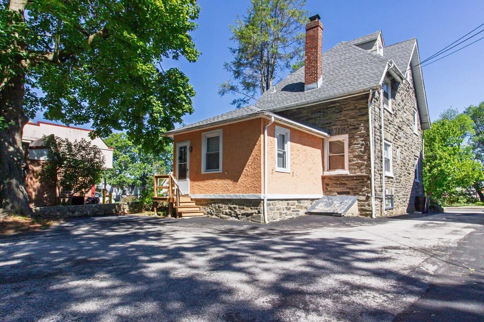 Ground-Level 2B2B Apt in Bryn Mawr w Parking Apartment in Bryn Mawr