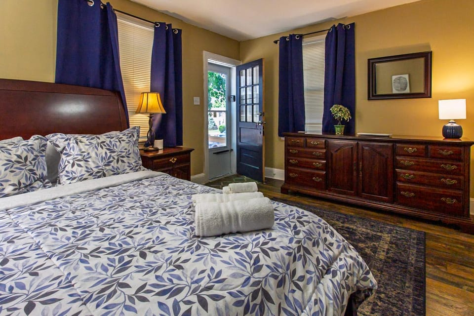 Ground-Level 2B2B Apt in Bryn Mawr w Parking Apartment in Bryn Mawr