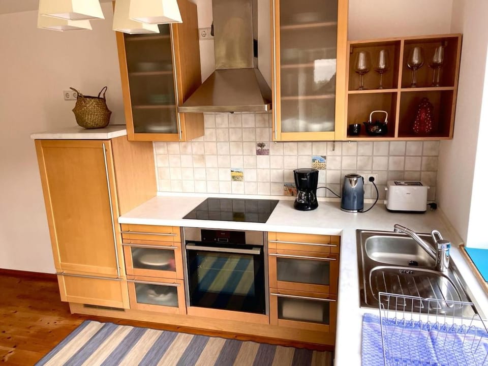Coffee/tea facilities, Kitchen or kitchenette, dishwasher, oven, stove, toaster