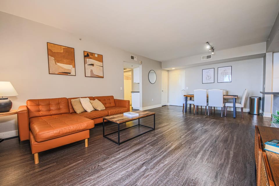 Sunny 2BDR in SM Pool & Gym - 5 min to the beach! Apartment in Santa Monica