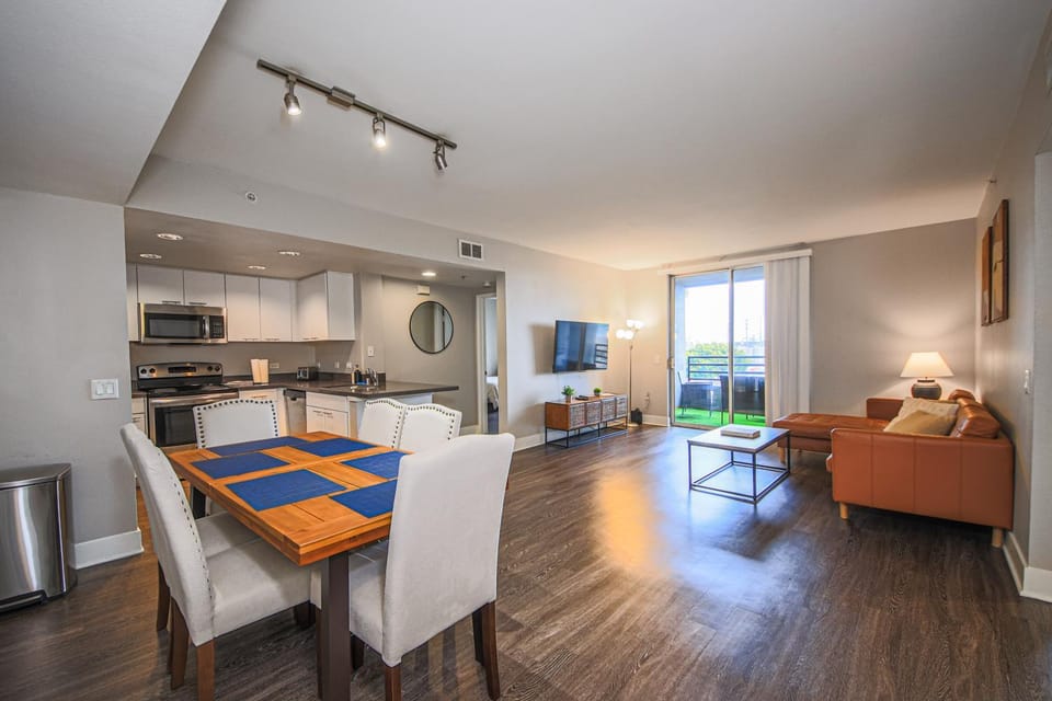 Sunny 2BDR in SM Pool & Gym - 5 min to the beach! Apartment in Santa Monica