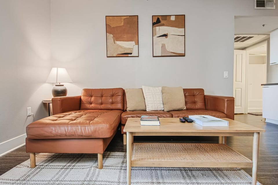 Sunny 2BDR in SM Pool & Gym - 5 min to the beach! Apartment in Santa Monica