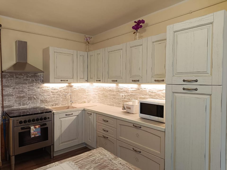 Kitchen or kitchenette, oven, stove