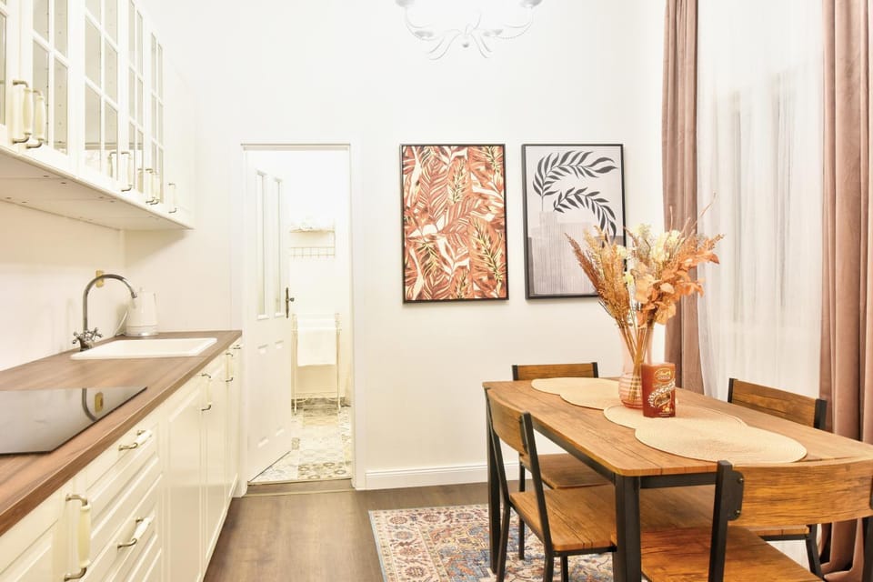 Kitchen or kitchenette, Dining area, stove