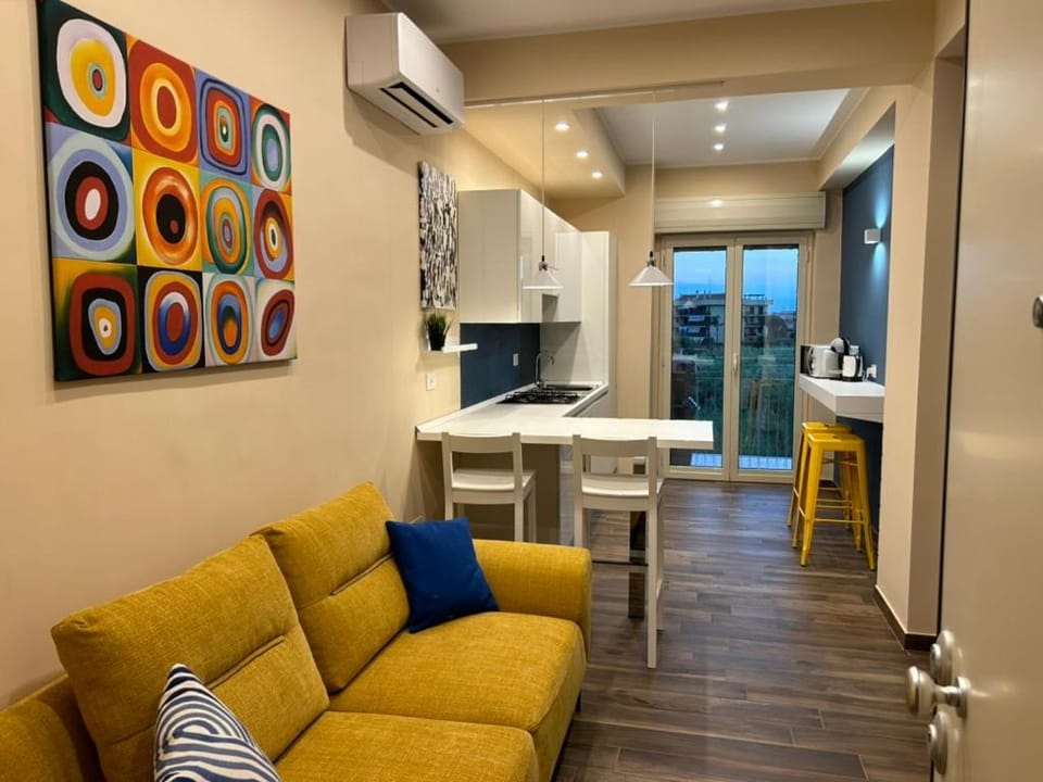 Kitchen or kitchenette, Seating area, Dining area
