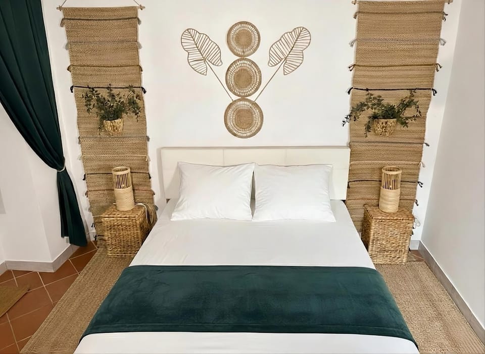 Bed, TV and multimedia, Bedroom